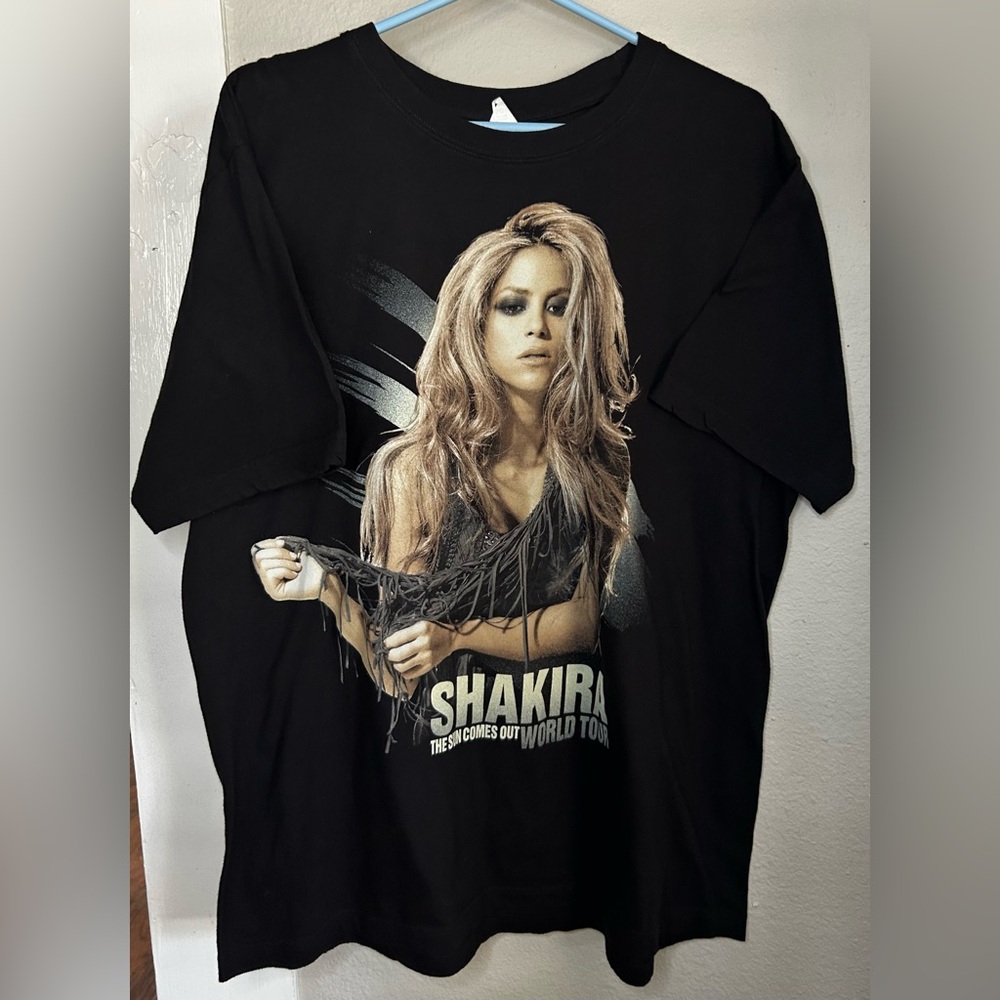 2010 Shakira Out Come The Sun Tour Black  T-Shirt Size XL